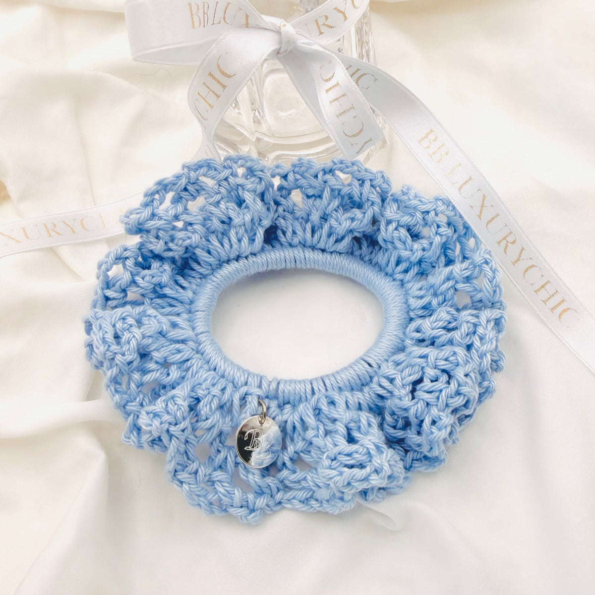 EISKRISTALL SCRUNCHIE - Babyblaues, handgefertigtes Haargummi aus Baumwolle