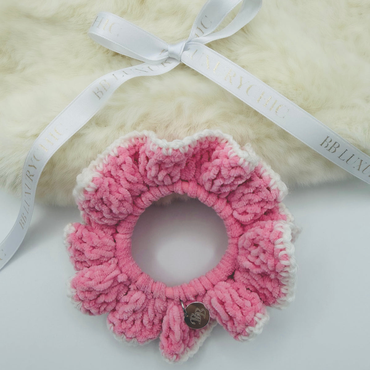 ZUCKERWATTE SCRUNCHIE - Samtweiches Haargummi mit weißem Rand