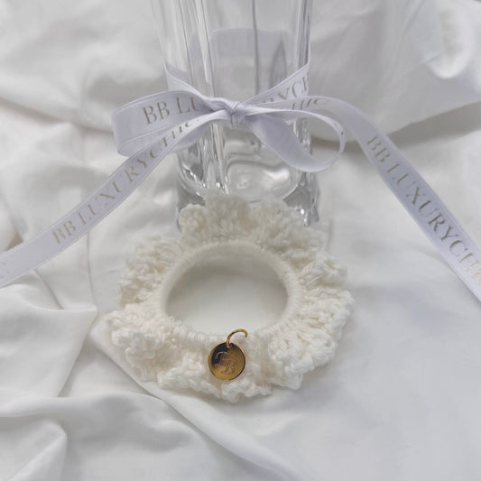 SCHNEEFLÖCKCHEN SCRUNCHIE - Schneeweißer Haarschmuck aus Merinowolle