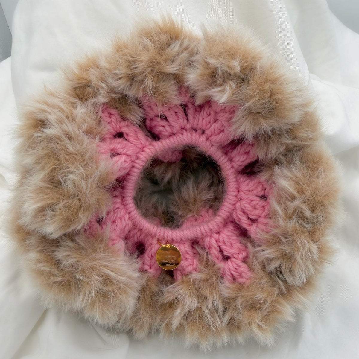 TEDDY SCRUNCHIE - Flauschiges Haargummi als Accessoire