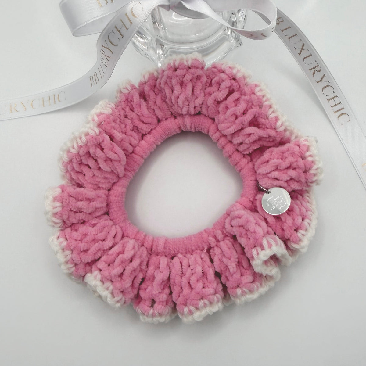 ZUCKERWATTE SCRUNCHIE - Samtweiches Haargummi mit weißem Rand