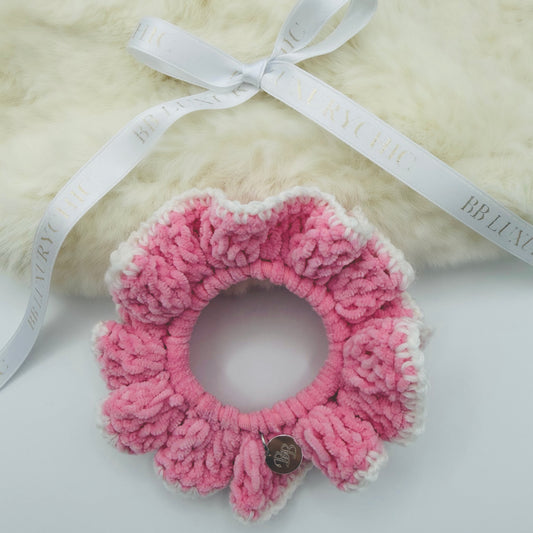 ZUCKERWATTE SCRUNCHIE - Samtweiches Haargummi mit weißem Rand